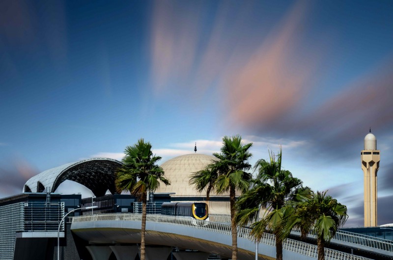 리야드 메트로 열차 운행 전경-2 (4호선, 노란색 열차)