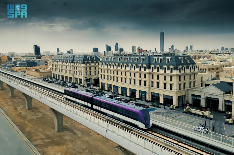 리야드 메트로 열차 운행 전경-3 (6호선, 보라색 열차)