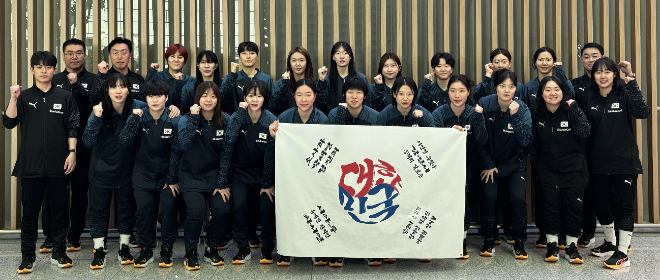 인천공항 출국장에서 단체사진을 찍고 있는 여자국가대표팀 선수단 / 사진제공=대한핸드볼협회
