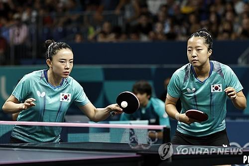 신유빈(오른쪽)과 전지희의 탁구 여자복식 경기 장면