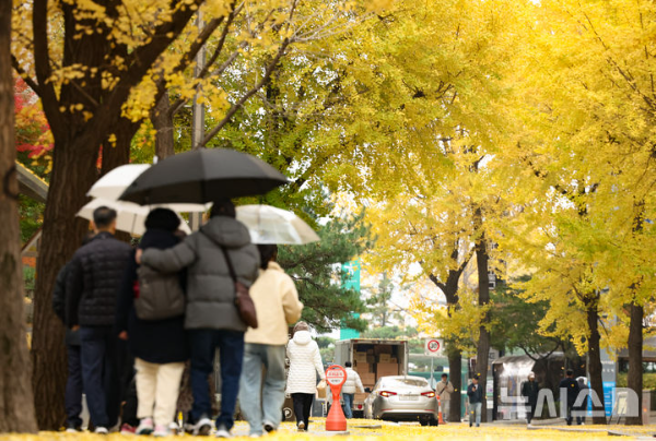비가 내린 지난달 21일 오후 서울 종로구 거리에서 우산을 쓴 시민들이 발걸음을 옮기고 있다.