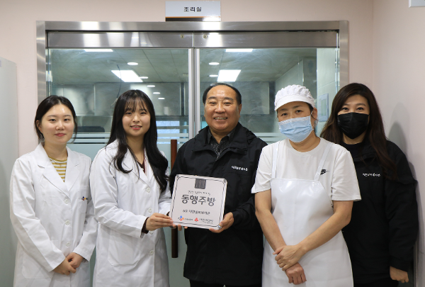 CJ프레시웨이 ESG 대표 사회공헌 프로그램 '동행주방' 6호 아현실버복지관 현판식 기념사진