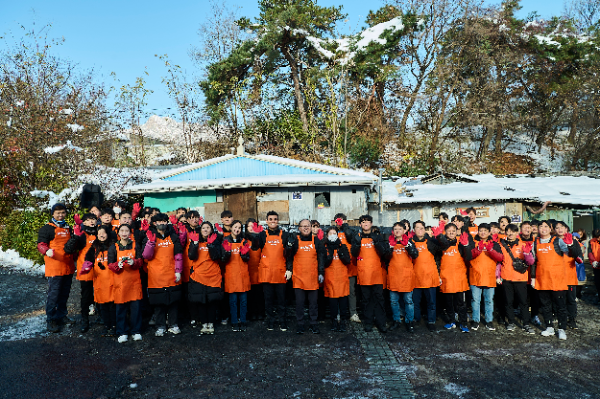 에너지 취약계층을 위한 연탄나눔 봉사활동에서 이상학 KT&G 수석부사장(가운데)과 임직원들이 기념사진을 촬영하고 있는 모습.