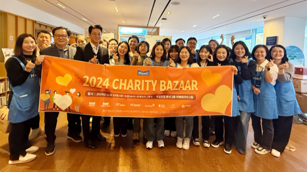 매일유업 본사(서울 종로구)에서 진행한 자선바자회에서 김선희 부회장 및 임직원들이 기념촬영을 하고 있다