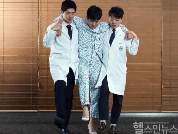 자생한방병원 의료진이 요추부 동작침법을 시행하고 있다 (자생한방병원 제공)