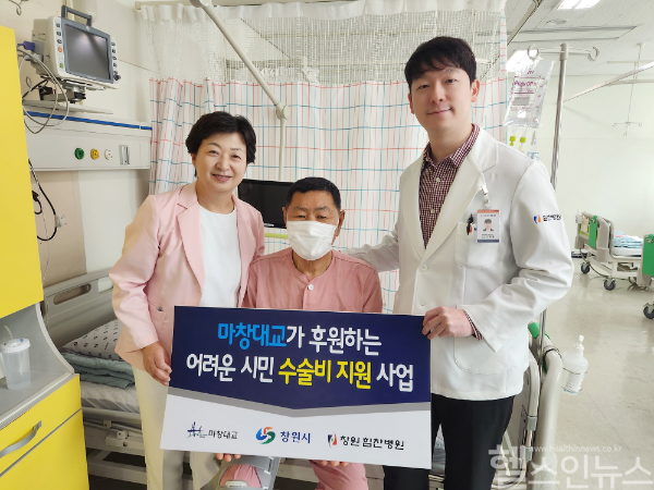 강병률 창원힘찬병원 정형외과 원장(우)과 박상희 간호차장(좌). (가운데는 최근 로봇 인공관절 수술을 받고 입원 치료 중인 배윤석 씨) (창원힘찬병원 제공)