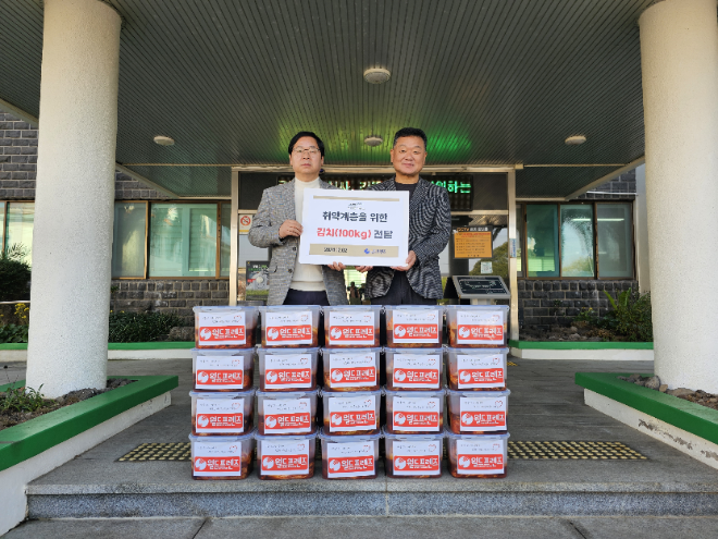 월드프렌즈가 조천읍사무소를 찾아 관내 취약계층 독거노인을 위한 김치 20박스를 전달했다. ⓒ 월드프렌즈