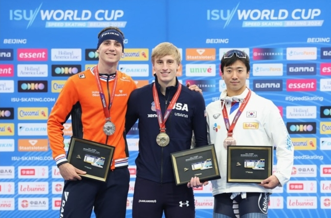 ISU 스피드스케이팅 월드컵 2차 대회 500m에서 동메달을 따낸 김준호(맨 오른쪽)
