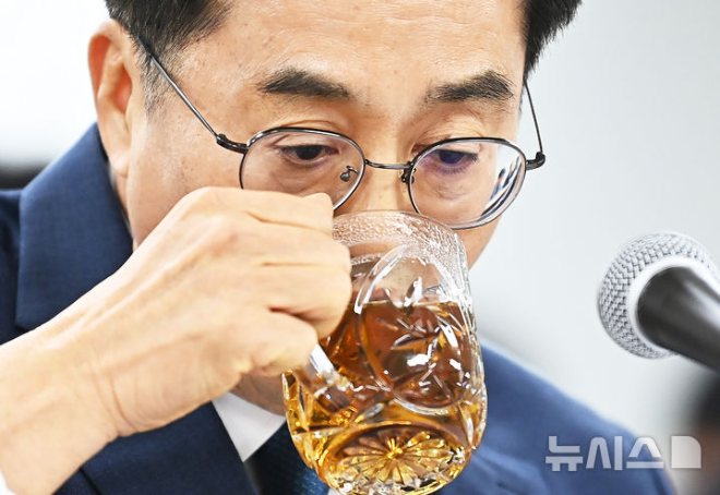 김동연 경기도지사가 지난달 29일 경기도의회 제379회 정례회 제5차 본회의 도정질의에서 밝힌 발언과 관련해 신천지예수교회는 2일 반박문을 내고 조목조목 따졌다. 사진은 지난 10월 14일 경기도 수원시 경기도청에서 열린 국회 행정안전위원회의 경기도에 대한 국정감사에서 물을 마시고 있는 김동연 경기도지사의 모습. (사진 = 뉴시스)