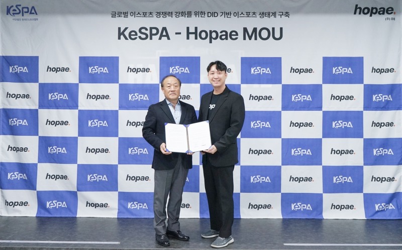 한국e스포츠협회 김영만 회장(왼쪽)과 호패 심재훈 대표(사진=협회 제공).