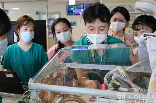 서울아산병원 신생아중환자실에서 이병섭 교수(가운데)가 아이를 진료하고 있다. (서울아산병원 제공)