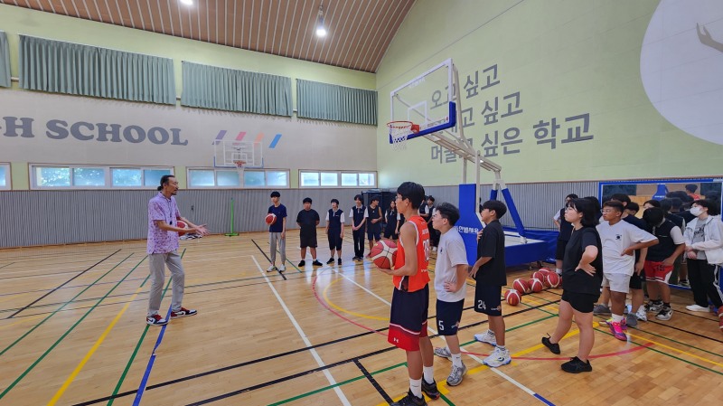 2024 스포츠스타 체육교실 개최 사진(농구 한기범, 제주 고산중)