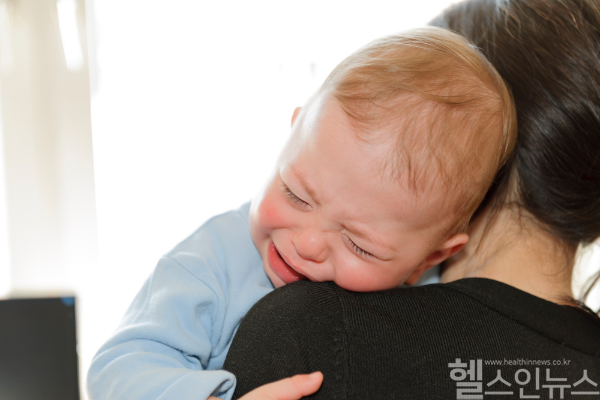 신속한 진단과 치료가 중요한 소아 장중첩증. 아이가 울면서 다리를 배 쪽으로 끌어올리는 모습이 보일 때 의심해 볼 수 있다. (클립아트코리아)