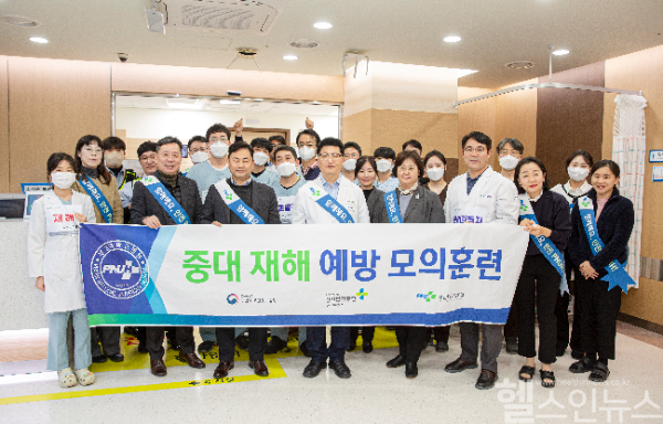 훈련에 참가한 관계자들이 훈련을 마치고 기념촬영을 하고 있다. (부산대병원 제공)