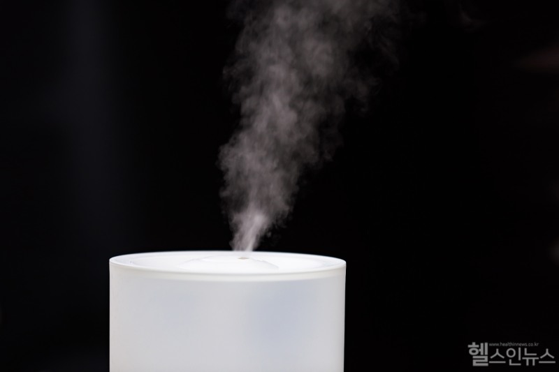 가열식 가습기는 수증기가 분출되며 실내 온도도 같이 올라가기 쉽다. 과열되지 않도록 온도를 맞춰 주는 것이 필요하다. (클립아트코리아)