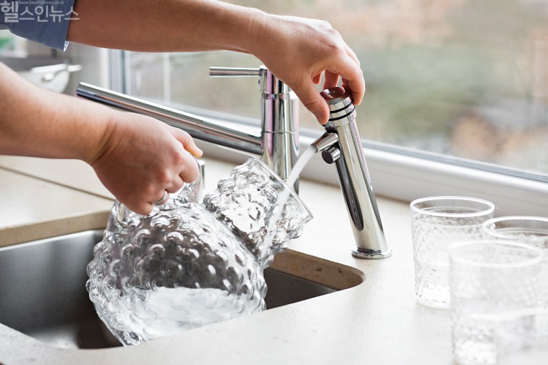 상황에 맞는 가습기 종류를 고르되 매일 잘 관리해 주는 것이 중요하다. 방치하면 어떤 가습기든 세균이 생기기 쉽다. (클립아트코리아)