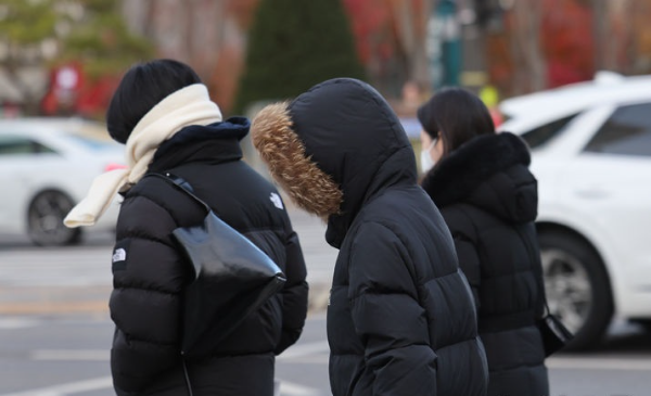 영하권 초겨울 추위를 보인 3일 오전 서울시내 거리에서 시민들이 패딩을 입고 이동하고 있다.
