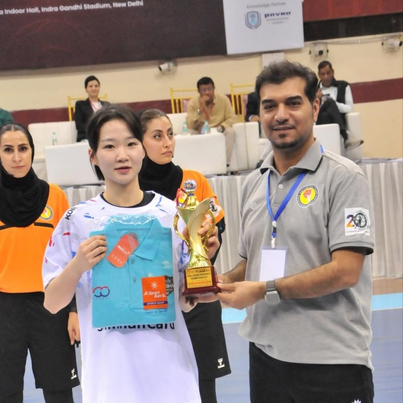 매치 mvp 수상한 전지연. / 사진제공=아시아핸드볼연맹