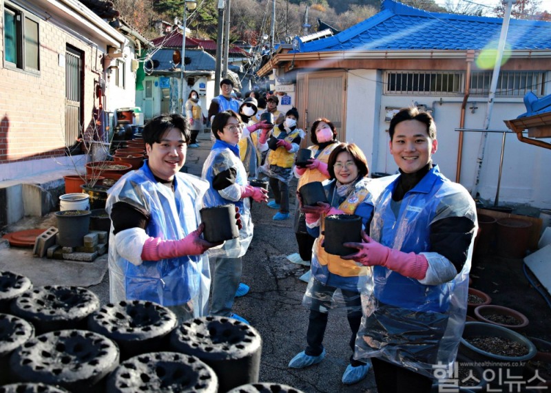 고려아연, 계열사(서린정보기술) 임직원과 적십자봉사원들이 동절기 한파 취약계층을 위한 연탄을 나르고 있다. (대한적십자사 서울특별시지사 제공)