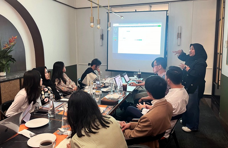 사진 : 위드소프트가 인도네시아 현지 업체와 미팅을 통해 FLEXG Wide를 소개하고 있다.