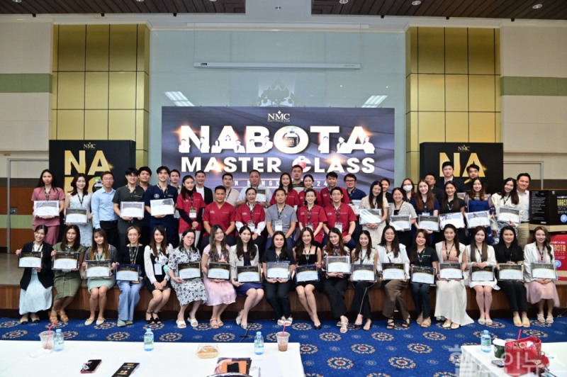 지난달 20일 태국 방콕에서 개최된 ‘NABOTA Master Class(NMC)에 참가한 의료진들이 기념 촬영을 하고 있다. (대웅제약 제공)