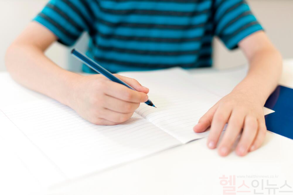 다른 아이들에 비해 책 읽기와 글쓰기를 싫어하고 받아쓰기를 자주 틀리는 등의 증상을 보인다면 난독증을 한 번쯤 고민해 볼만 하다. (클립아트코리아)