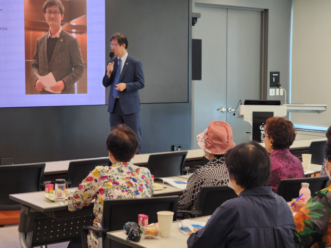 웰컴금융그룹이 지난 8월부터 진행한 지역사회를 위한 봉사활동 프로그램 중 하나인‘어르신을 위한 세무교육’ 진행 모습. ⓒ 웰컴금융