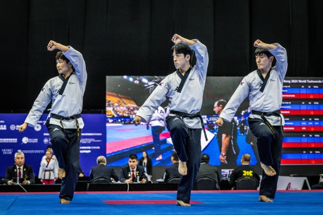 공인품새 50세 이하 남자 단체전에서 우승한 한국 대표팀.