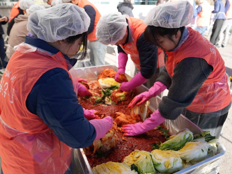 코레일유통이 ‘사랑의 김장 나눔’ 사회공헌활동을 진행하고 있다.