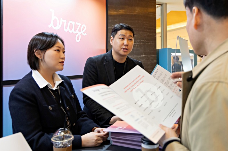 CJ올리브네트웍스가 개최한 ‘The Maxonomy 2024’ 행사의 부스에서 브레이즈 솔루션에 대해 설명하는 모습