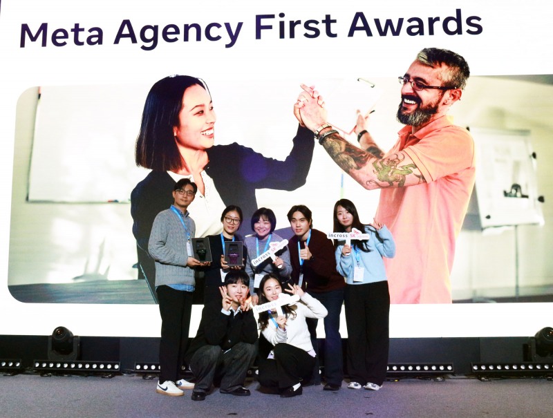 MAFA 2024 수상 트로피를 들고 기념촬영을 하고 있는 인크로스 임직원들