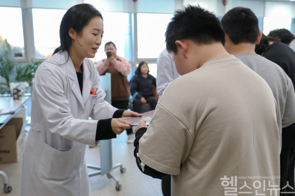 대상 환아에게 상장과 축하 선물이 전달되고 있다. (고대안산병원 제공)