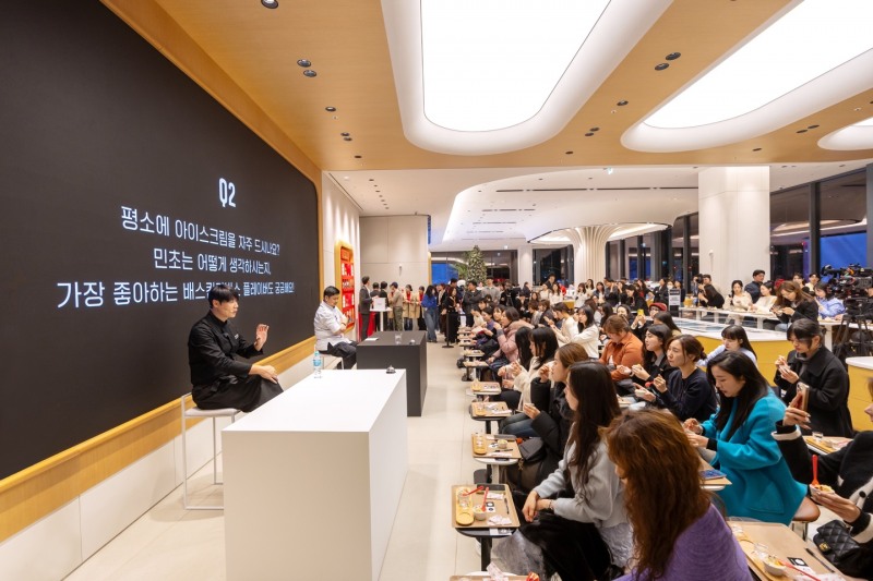 4일 ‘워크샵 바이 배스킨라빈스’ 매장에서 열린 ‘핑크스푼대전 파이널 매치’ 행사에 초청된 소비자 심사위원단이 최현석 셰프, 윤남노 쉐프와 질의응답 시간을 가지고 있다.