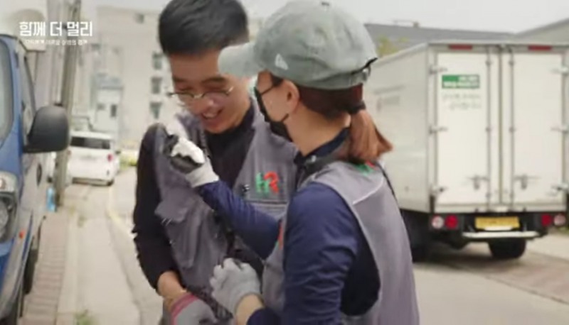 HR그룹의 김주형 님은 JTBC "함께 더 멀리" 프로그램에서 주 5일 배송 체계 도입 이후의 개선된 노동 환경과 일과 삶의 균형에 대해 소개했다. 이는 HR그룹의 성공적인 상생 경영 사례로 주목받았다/사진=JTBC 유튜브