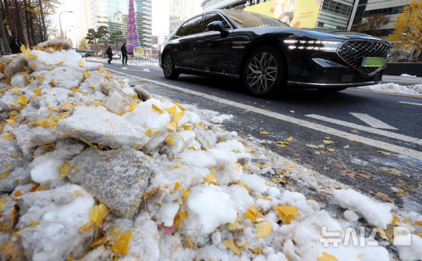 눈이 내린 후 기온이 뚝 떨어진 29일 오전 서울 종로구 광화문광장 앞 도로가 얼어 붙어 있다.