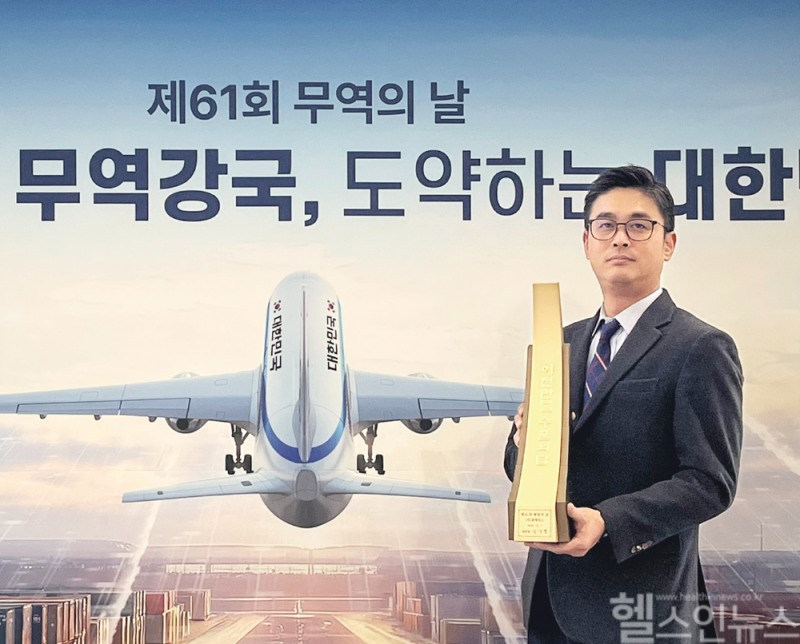 휴메딕스는 지난 5일 열린 제61주년 무역의날 기념식에서 ‘이천만불 수출의 탑’을 수상했다고 밝혔다. 휴메딕스 강민종 전무 (휴메딕스 제공)