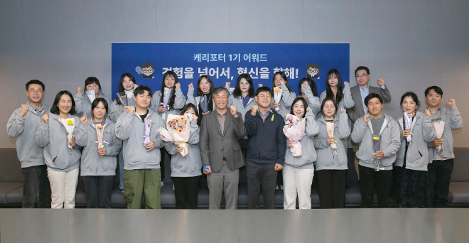 12월 5일(목) 케이뱅크 본사 회의실에서 최우형 은행장(아래줄 왼쪽 6번째)이 소비자패널 ‘케리포터’ 1기 어워드에 참석해 기념촬영을 하고 있다. ⓒ 케이뱅크