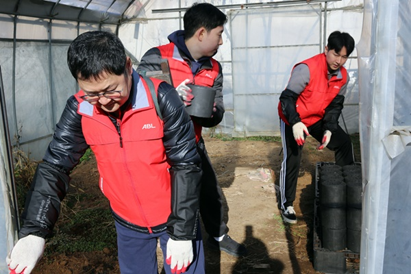 ABL생명, 취약계층에 사랑의 연탄 3만장 기부