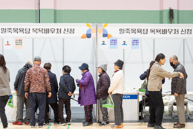 월드비전이 ‘세상에서 가장 안전한 목욕탕-일죽목욕탕’ 프로젝트를 통해 취약계층 지원을 전개한다. 사진은 지난 22일 지역주민행사에서 안성시 취약계층 및 지역주민에게 목욕 바우처를 신청 받고 있는 모습. (사진=월드비전 제공)