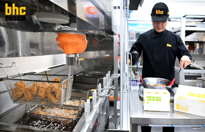 bhc 치킨, ‘튀봇’ 도입 매장 전국 22개로 확대