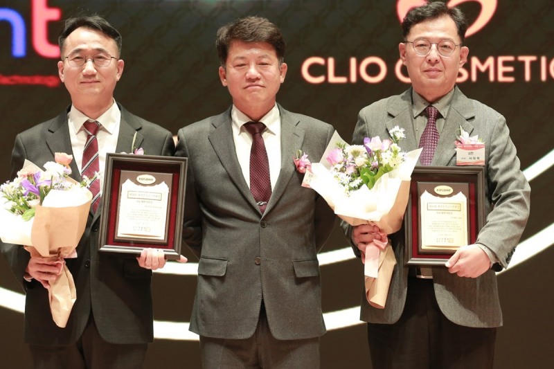 제이브이엠 이동환 대표이사(좌)가 기술개발기업상 수상 후 기념촬영을 하고 있다.