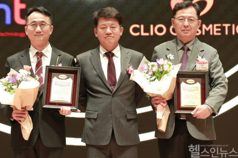 제이브이엠기술개발기업상 수상 기념사진. (왼쪽 첫번째) 제이브이엠 이동환 대표가 기술개발기업상 수상 후 기념촬영을 하고 있다. (제이브이엠 제공)