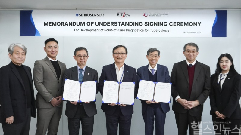 에스디바이오센서 주식회사, 일본 결핵연구기관, 한국 국제결핵연구소 MOU 체결 기념사진. (왼쪽에서 3번째부터) 세이야 카토 일본 결핵연구기관 책임자, 이효근 에스디바이오센서 대표, 조상래 한국 국제결핵연구소 소장 (에스디바이오센서 제공)