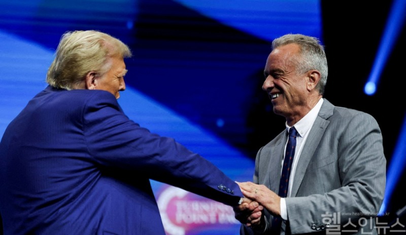 (왼쪽부터) 트럼프 대통려 당선인과 로버트 케네디 주니어 보건복지부 장관 지명자 (연합뉴스 제공)