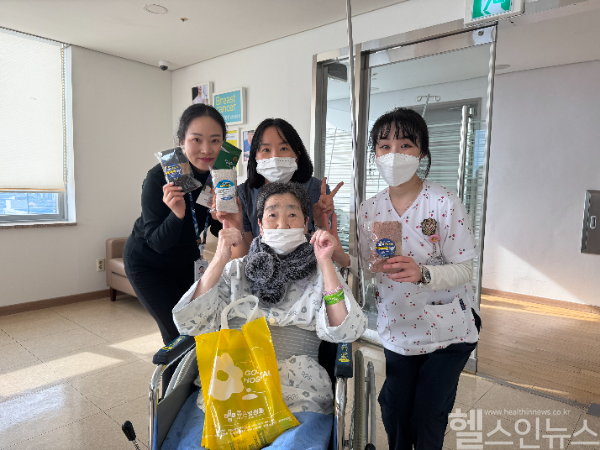 수면양말을 받은 시니어 환자와 좋은문화병원 시니어증진팀 (좋은문화병원 제공)