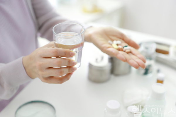 뼈 건강 관리에 도움 된다는 칼슘, 마그네슘, 비타민D의 한계를 극복한 비타민K2가 최근 많은 이들의 관심을 끌고 있다. (클립아트코리아)