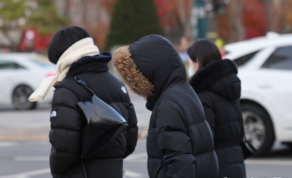 영하권 초겨울 추위를 보인 3일 오전 서울시내 거리에서 시민들이 패딩을 입고 이동하고 있다.