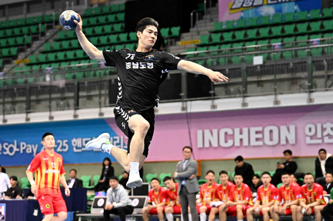 득점 선두를 달리고 있는 충남도청 오황제이 슛모습 / 사진제공=한국핸드볼연맹