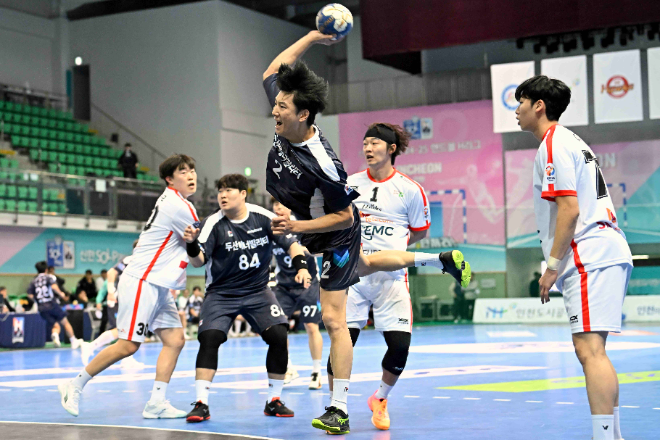팀을 연승으로 이끌고 있는 두산 정의경의 슛모습 / 사진제공=한국핸드볼연맹