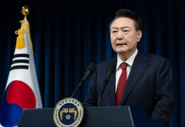 윤석열 대통령이 7일 오전 10시 용산 대통령실에서 생중계로 발표한 대국민 담화에서 비상계엄 선포에 대해 사과했다.